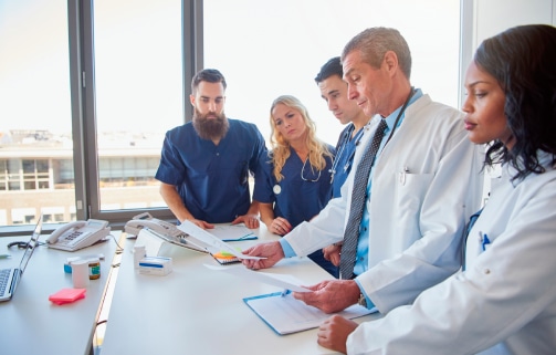 ¿Qué hace la administración hospitalaria?