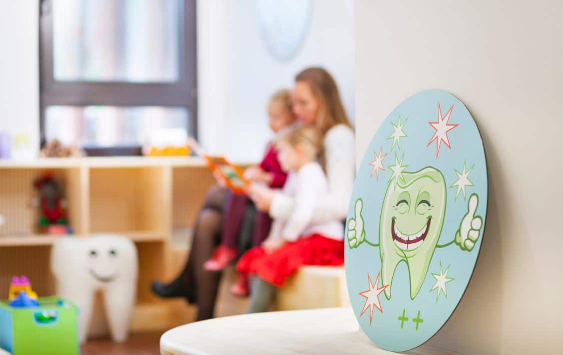 sala de espera clinica dental para niños